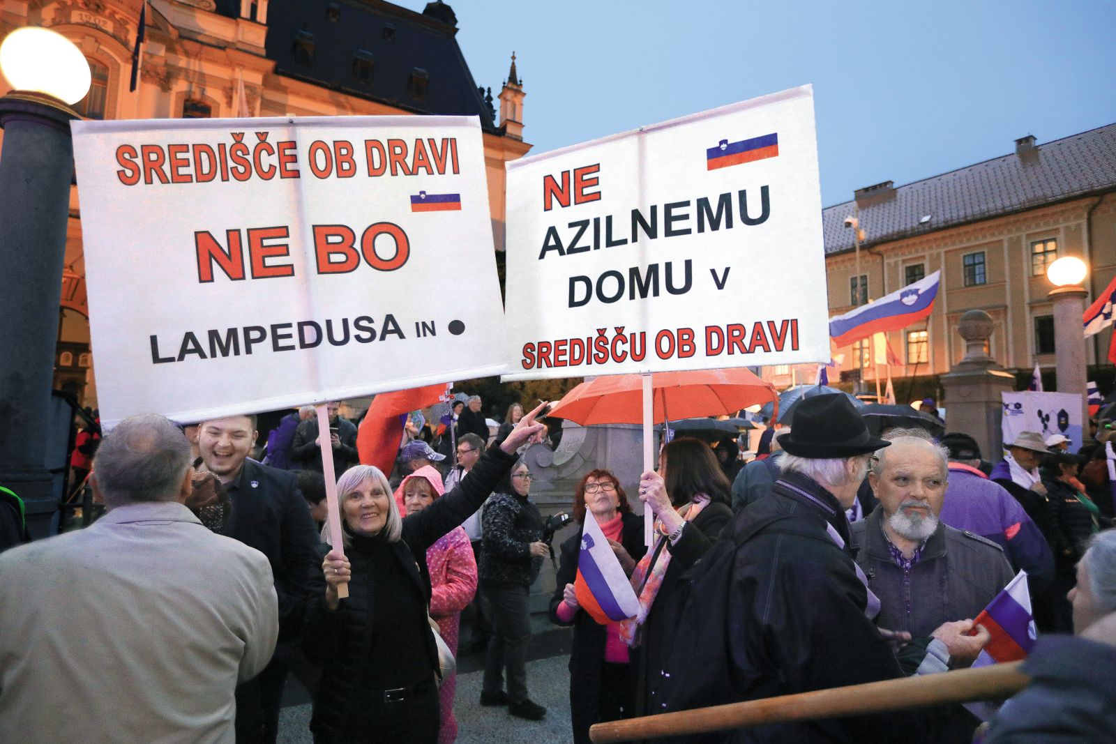 Zavračanje beguncev na protivladnem shodu v organizaciji SDS, 21. marec, Ljubljana, Slovenija