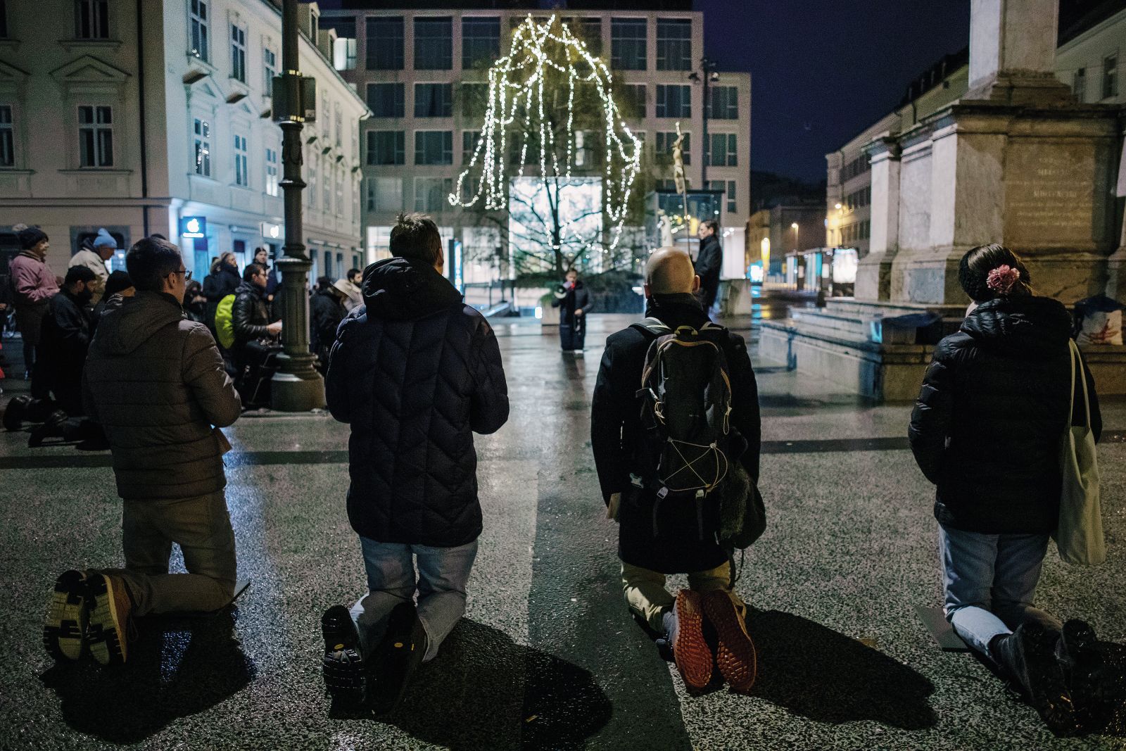 Javne molitve za rožni venec, na katere Katoliška mladina vabi predvsem »mlade može in fante«, v Ljubljani potekajo vsak drugi petek v mesecu (na fotografiji: decembrska javna molitev