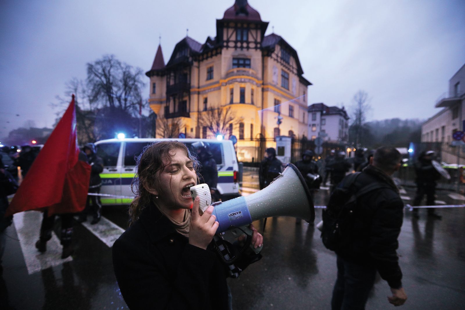 Protest ob 20. obletnici pridružitve Slovenije zvezi Nato pred ameriško ambasado, ta je potekal pod geslom »Ne Nato, mir nam dajte!« Dekleta so v prvih vrstah.