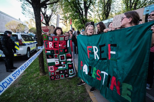 V središču Ljubljane je včeraj popldne potekal protest, kjer se  zbralo več sto propalestinskih protestnikov