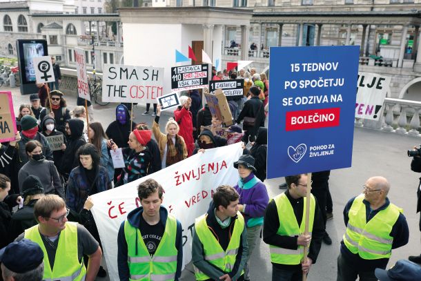 Trk dveh svetov na oktobrskem Pohodu za življenje: na eni strani dekleta, ki protestirajo za svoje reproduktivne pravice, na drugi fantje, ki branijo tiste, ki bi jim te pravice radi odvzeli 