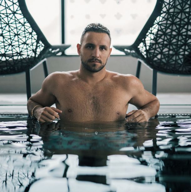 Samooklicani milijonar in naš ultimativni grindset influencer Uroš Čeglaj na TikToku objavlja, ker želi »spremeniti mentaliteto mladih, ki iščejo izgovore, da se v Sloveniji ne da (uspeti)«.