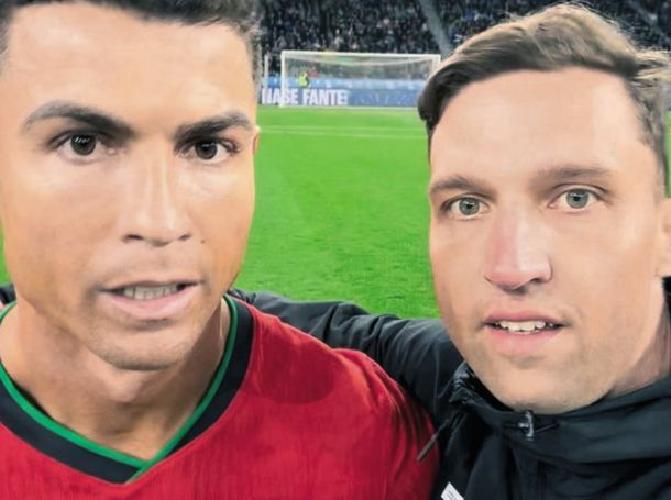 Prestrašeni Cristiano Ronaldo v objemu slovenskega navijača 