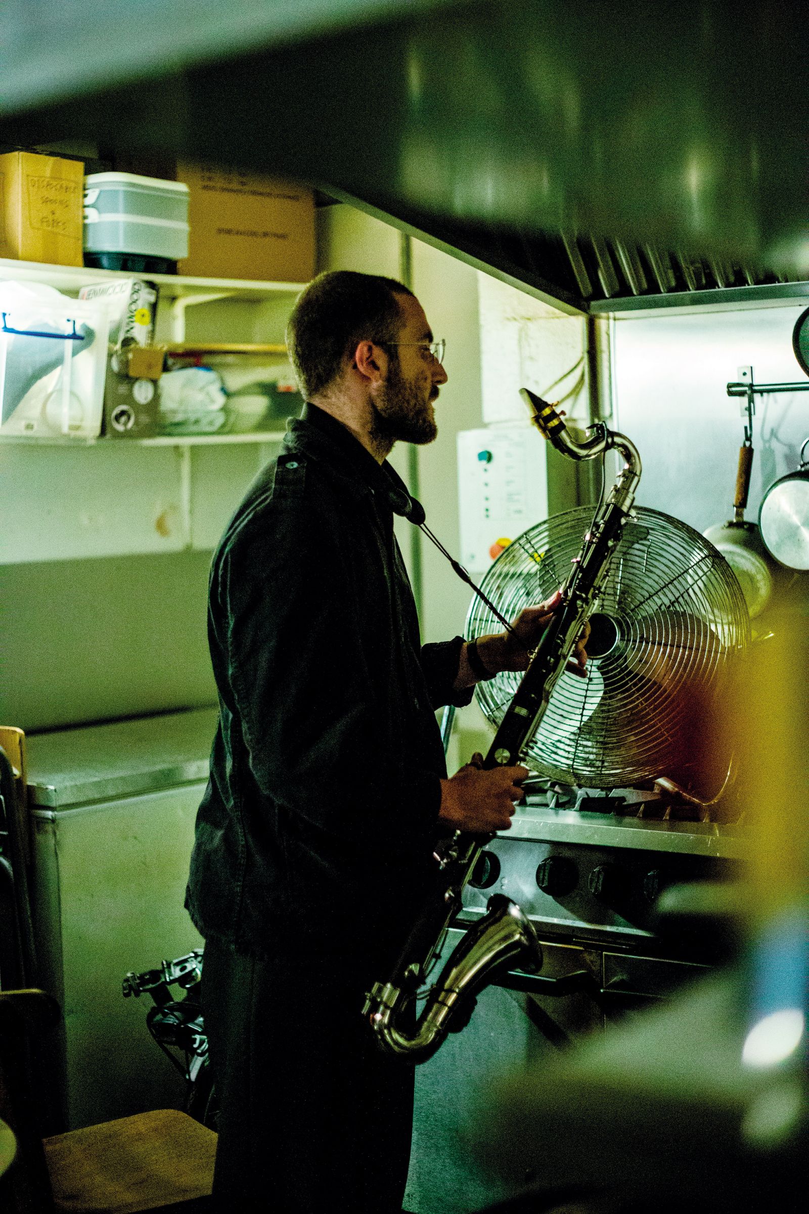 Nicolás Jaar med nastopom na festivalu Exist, kjer je prvič nastopil s setom za procesirani basovski klarinet, ki po njegovih besedah »proizvaja krike žalovanja«.