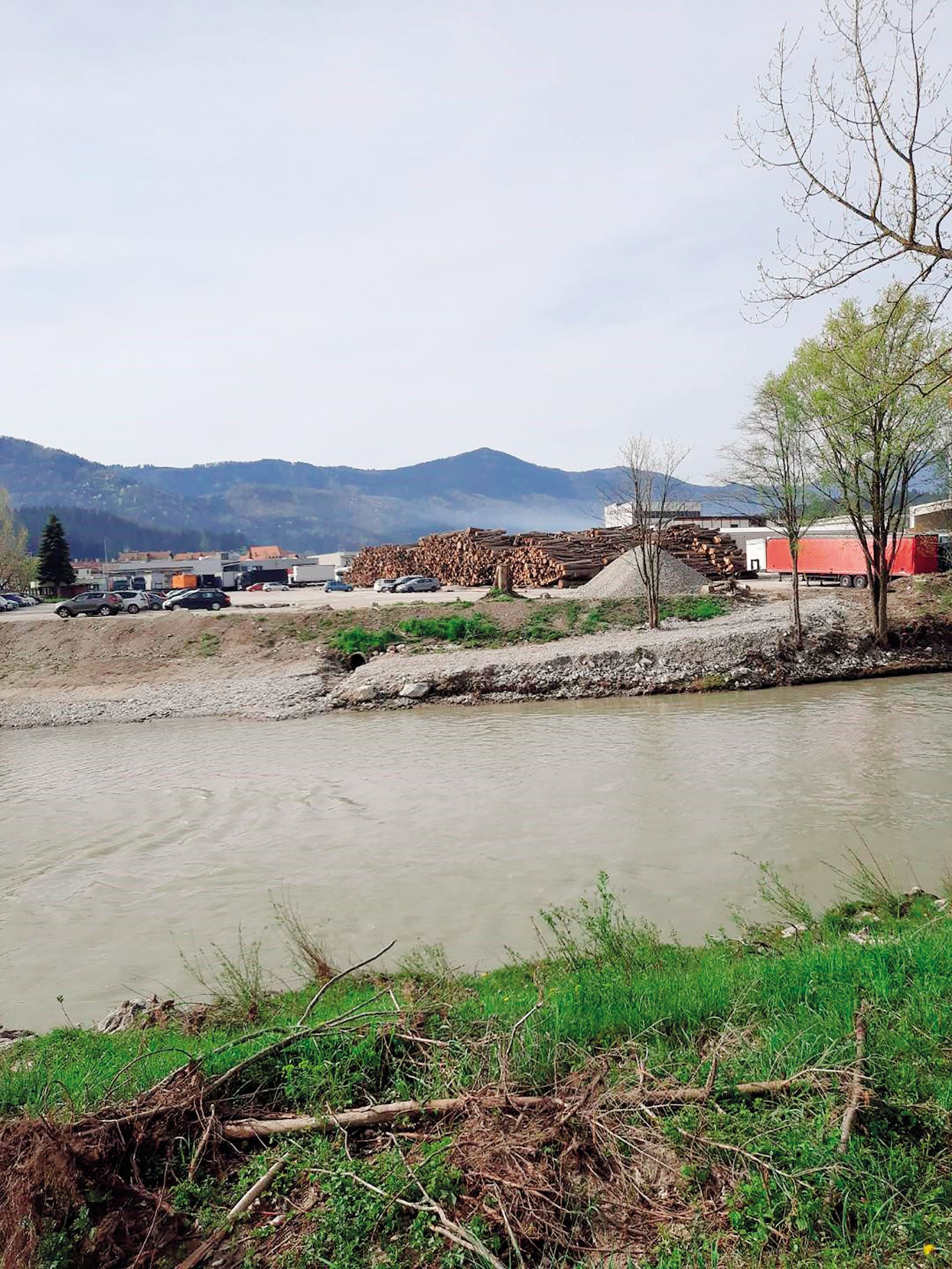 Na dvorišču podjetij Biomasa in Krančič, na katero vsak dan čez cesto zrejo zaposleni na nazarski občinski upravi, je danes še več lesa kot pred letom. Ob lanskih poplavah je les s tega dvorišča zamašil dva prekata mostu, zaradi česar se je gladina Savinje še bolj zvišala, kot bi se že sicer.