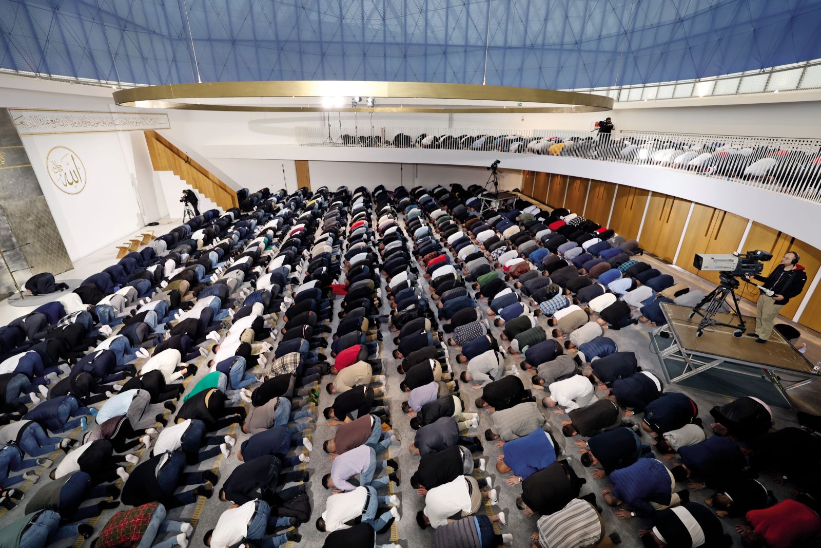 Kamera RTV Slovenija med molitvijo