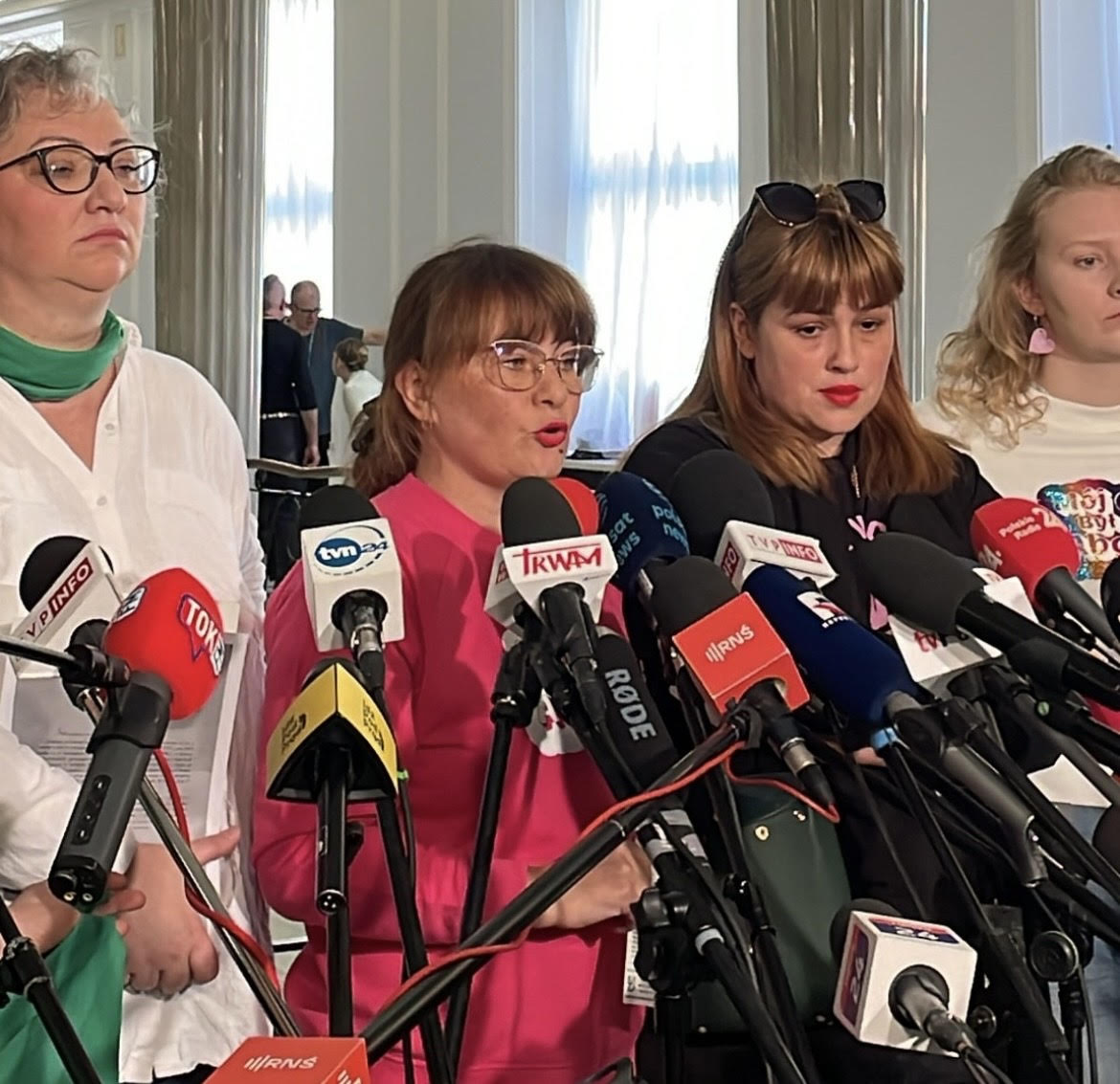 Nika Kovač na današnji novinarski konferenci na Poljskem