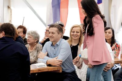 Zaplet: Nepričakovani prihod prve dame na sceno.