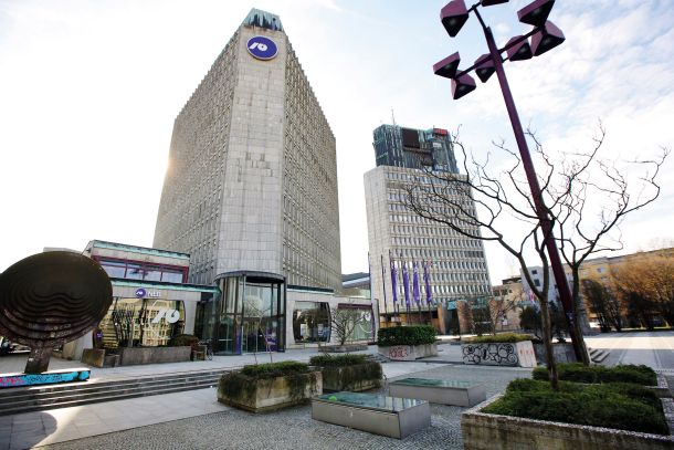 V javnost so prišle informacije, da bo stolpnica banke, pod vodstvom enega najbolje plačanih direktorjev v državi, prodana veliki mednarodni hotelski verigi. 
