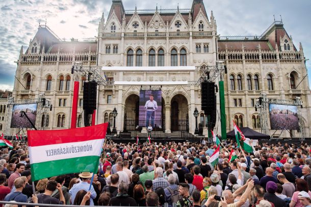 Množičen protest zoper vlado Viktorja Orbána, na odru, pred množico nastopa njegov nekdanji sodelavec Peter Magyar
