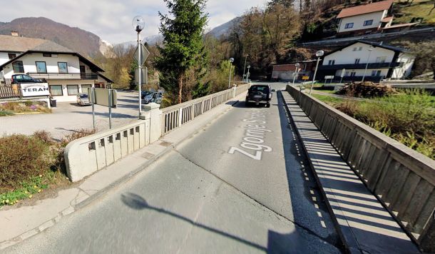 Stari most v Zagorici nad Kamnikom, ki se je podrl zaradi nezakonitega nasutja (levo), na katerem si je lastnik gostišča očitno zgradil parkirišče. Država je zaradi tega morala postaviti montažni most, ki so ga odprli septembra lani, stal pa je 600 tisoč evrov.