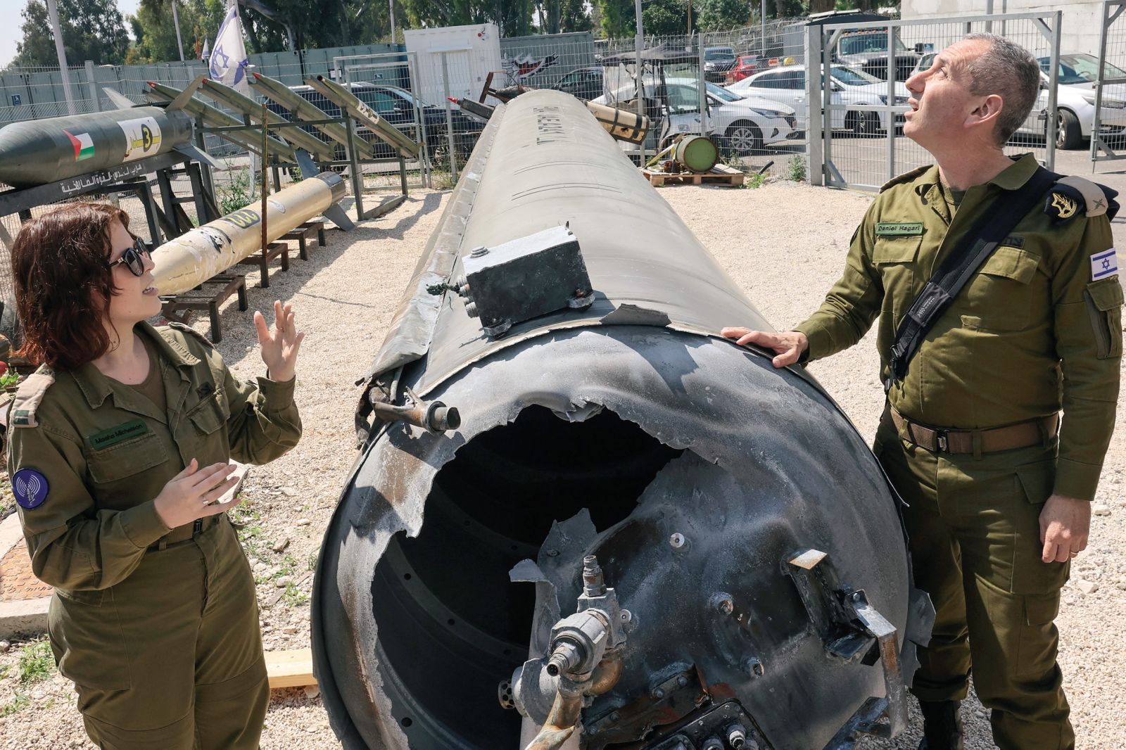 Izraelska vojska je sestrelila 99 % iranskih raket. (na fotografiji izraelska častnica in častnik ob iranski raketi)
