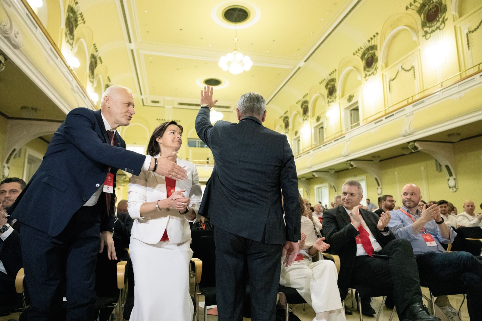 Po razglasitvi rezultatov je Milan Brglez, podprlo ga je 172 delegatov,  ponudil roko zmagovalcu Matjažu Hanu, ki je dobil 182 glasov. A Han se je že obrnil in zmagoslavno pomahal članom stranke. Stisk roke je sledil kasneje.