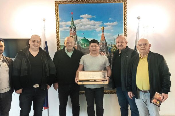 Slovenski prijatelji ob slovesu z izgnanim ruskim vojaškim atašejem Sergejem Lemeševim. Podarili so mu sabljo za odpiranje šampanjca.