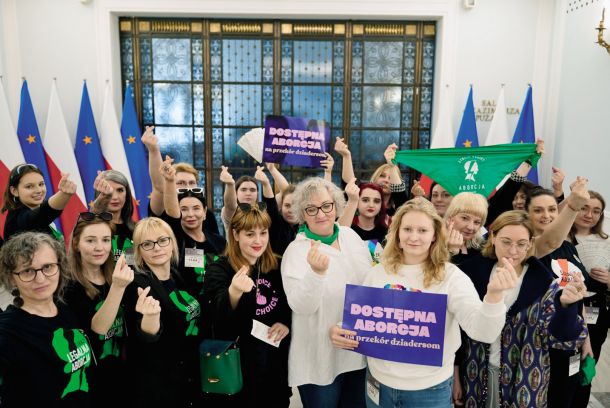 Poljske organizacije, ki se borijo za pravico do splava, in Nika Kovač ob predstavitvi vseevropske akcije My Voice, My Choice v poljskem parlamentu
