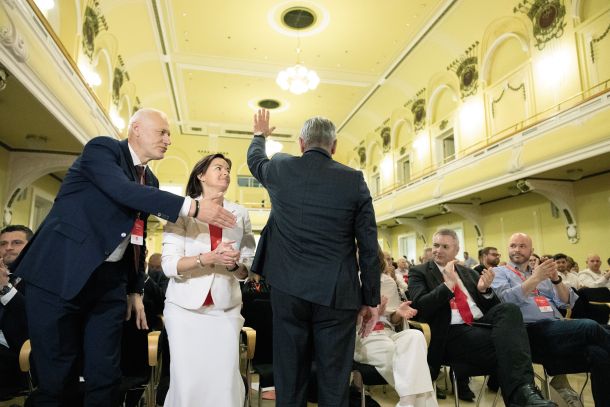Po razglasitvi rezultatov je Milan Brglez, podprlo ga je 172 delegatov,  ponudil roko zmagovalcu Matjažu Hanu, ki je dobil 182 glasov. A Han se je že obrnil in zmagoslavno pomahal članom stranke. Stisk roke je sledil kasneje. 