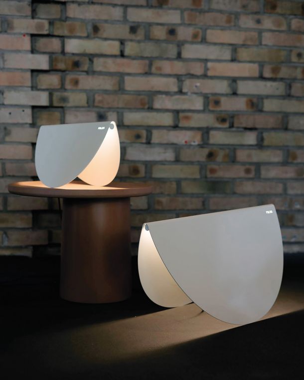 Ambientalna svetilka Rocking Light mlade blagovne znamke FOLDS je lahka, a trpežna, izdelana je namreč s pregibanjem aluminija.