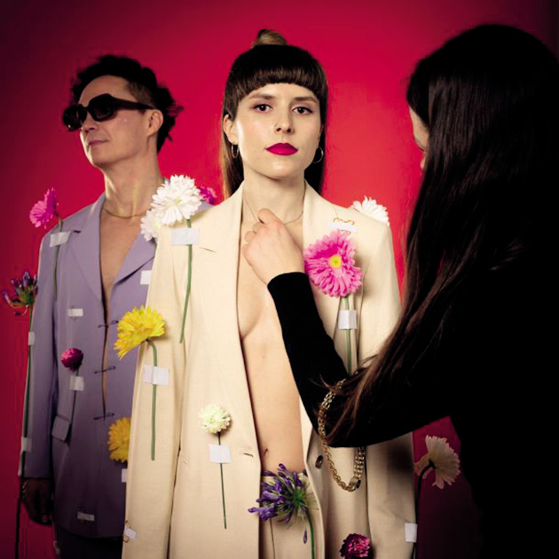 Tretja, najcelovitejša plošča domače zasedbe, ki je očitno končno našla svoj glas v »novodobnem popu«.