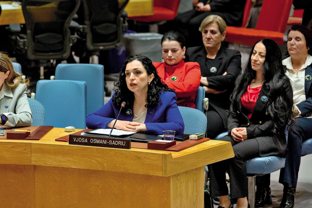 Predsednica Kosova Vjosa Osmani je na sejo Varnostnega sveta OZN pripeljala tudi štiri ženske, katerih družine so bile žrtve nasilja srbskih vojakov v času vojne na Kosovem (omenjene sedijo za njo)