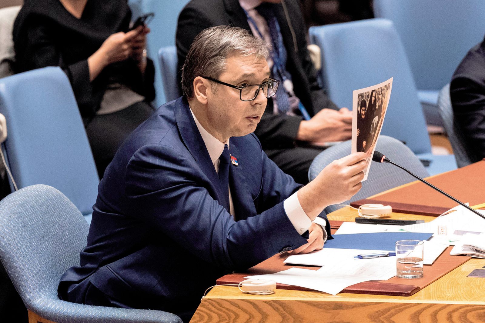 Predsednik Srbije Aleksandar se seveda ni opravičil, napadel je predstavnico Kosova, češ da zganja teater, nato pa je dodal, da ne ve, katera država je odvratnejša, Slovenija ali katera druga.