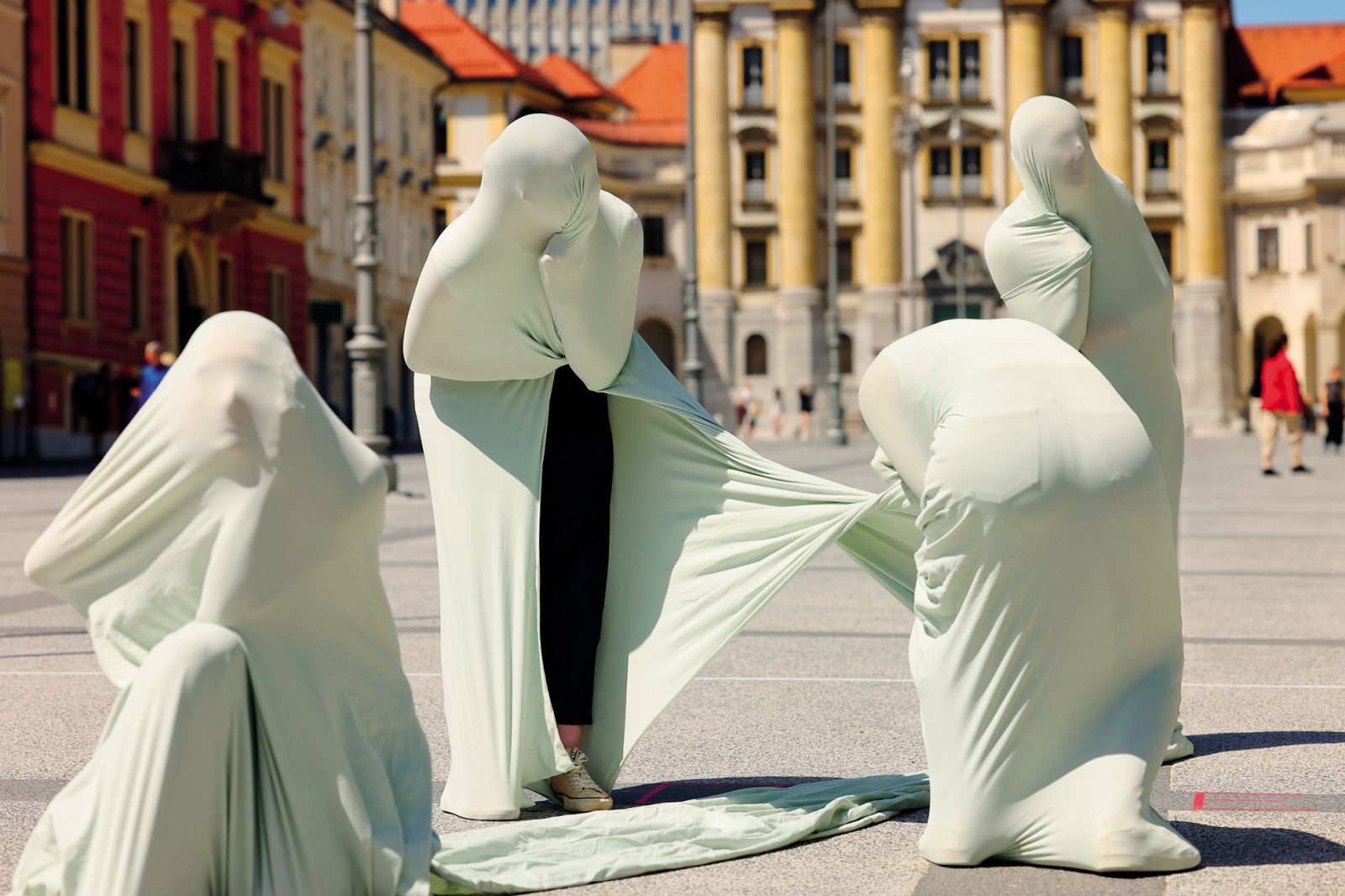 Mednarodni dan plesa: 20 metrov v dolžino, 9 metrov v širino in 4 metre v višino; Kongresni trg, LJ | Luka Dakskobler