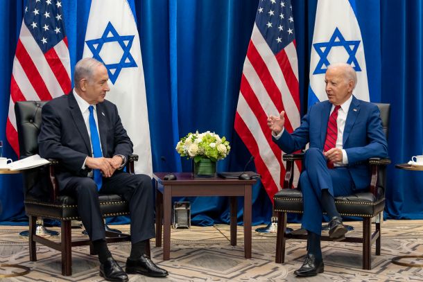 Biden je z začasno ustavitvijo pošiljanja orožja prvič ukrepal v skladu z opozorilom, ki ga je aprila dal predsedniku izraelske vlade Benjaminu Netanjahuju, da bo politika ZDA glede Gaze odvisna od tega, kako bo Izrael ravnal s civilisti.