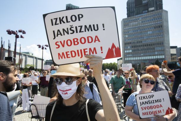 Podporo RTV Slovenija in STA so izkazali novinarji z domala vseh relevantnih medijev, na Trgu republike pa se je zbralo tudi veliko število podpornikov neodvisnega novinarstva