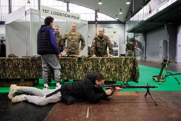 Slovenski vojaki nove rekrute novačijo na različnih prireditvah. Potekajo pod geslom »v službi domovine« 