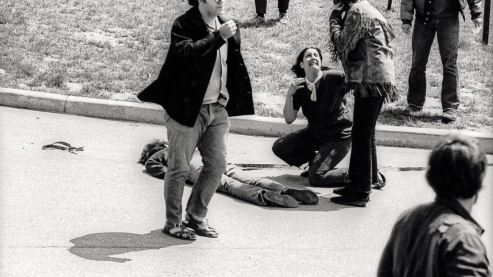 Mary Ann Vecchio nad truplom Jeffreyja Millerja v kampusu univerze Kent 4. maja 1970