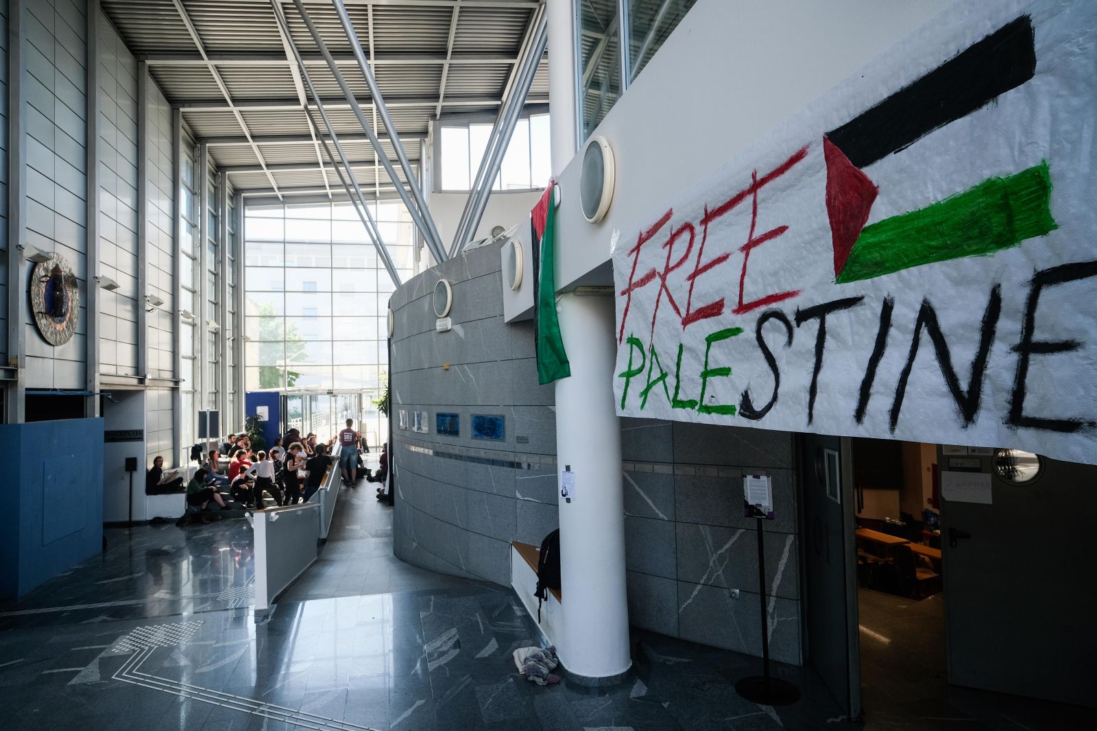 Po besedah študentov so tako Slovenija kot ljubljanska univerza in FDV v luči genocida v Gazi dolžne ukrepati hitro in odločno, češ da se o priznanju genocida oz. očitnih dejstev ni kaj pogajati