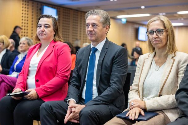 Srečanja na Brdu sta se udeležila tako premier kot zdravstvena ministrica. 