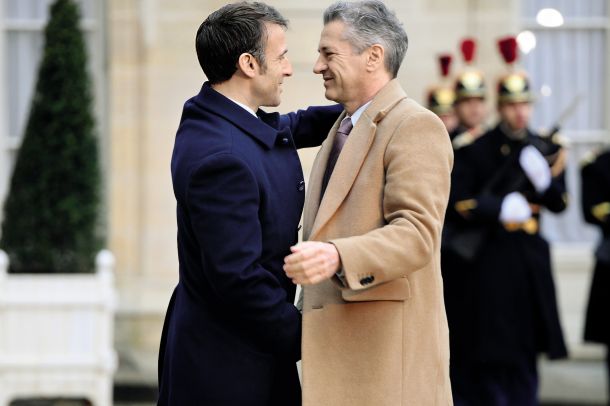 Emotivno: Robert Golob in Emmanuel Macron v Parizu 