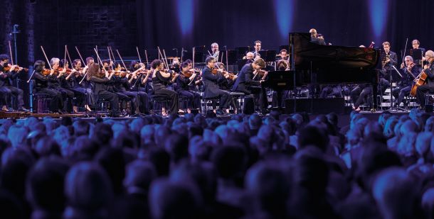 Koncert newyorških filharmonikov s solistom Janom Lisieckim v bivši elektrarni v mestu Peenemunde v Nemčiji 