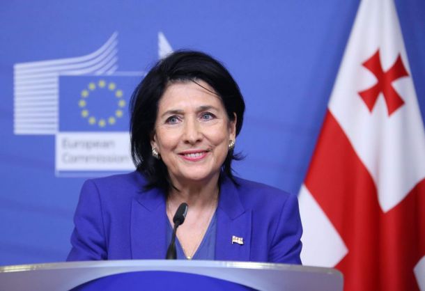 Gruzijska predsednica Salome Zurabišvili, ki je proevropsko usmerjena in v sporu z vlado, naj bi na zakon vložila veto, vendar vladajoča stranka Gruzijske sanje vztraja, da ima dovolj glasov, da jo preglasuje