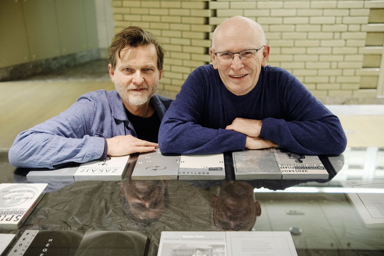 Alen Ožbolt: Srebrna okna, razstava knjižnih naslovnic Društva za teoretsko psihoanalizo; avtor in Mladen Dolar, Cankarjev dom, LJ | Janez Zalaznik