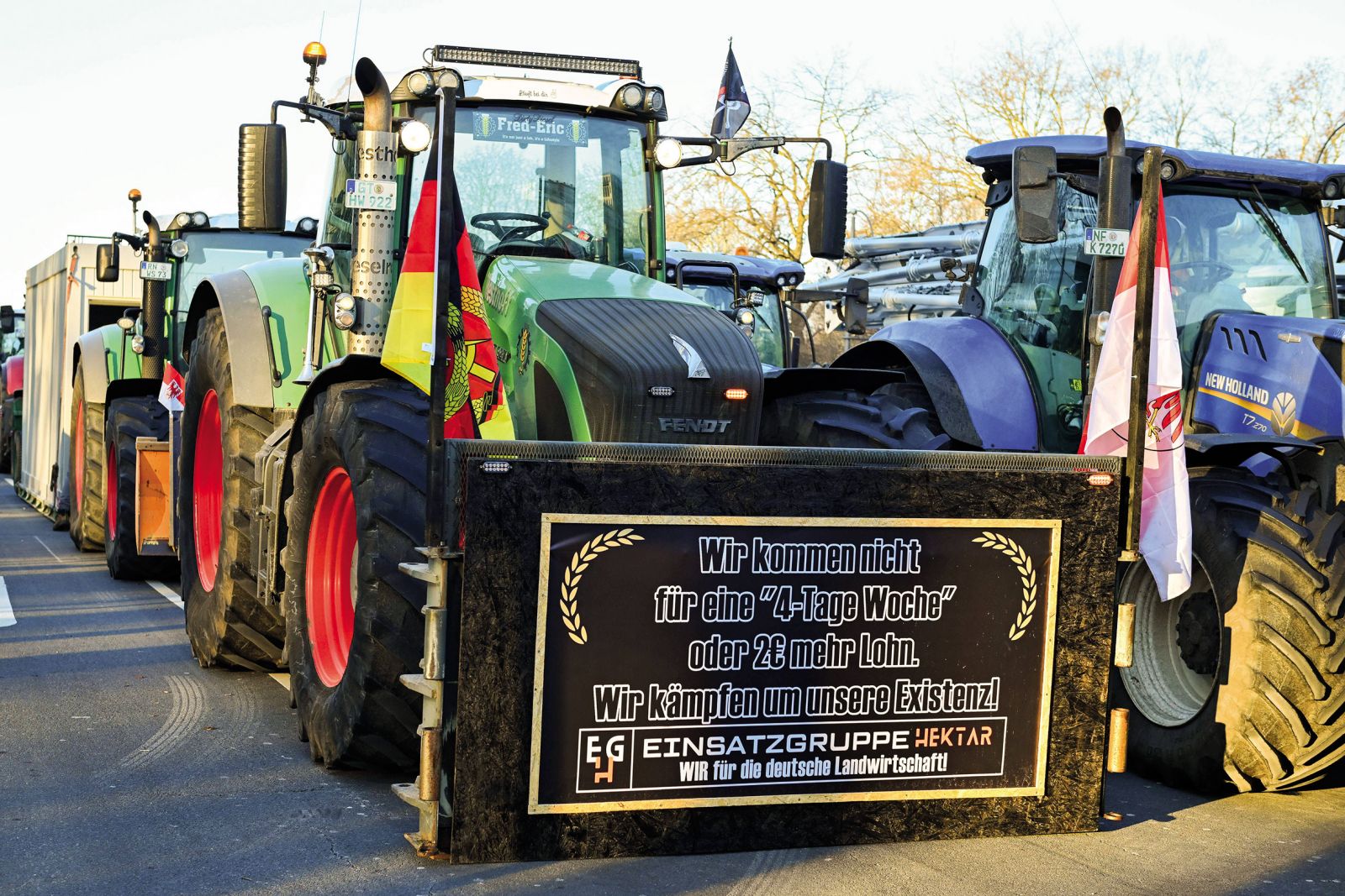 Nemški kmetje (na protestu v Berlinu z zastavo prejšnje socialistične DDR) so se uprli načrtom vlade, ki jim je želela znižati subvencije in davčne olajšave. Trdijo, da so na robu preživetja, pa četudi se cene hrane zvišujejo. Kmetijska industrija v Nemčiji povzroči okoli 7,4 odstotka vseh toplogrednih emisij.