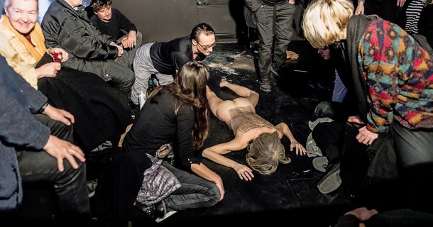 Anita Wach: Ne ne ne, ne ne ne; VN20 cikel performansov in instalacij, +MSUM, LJ