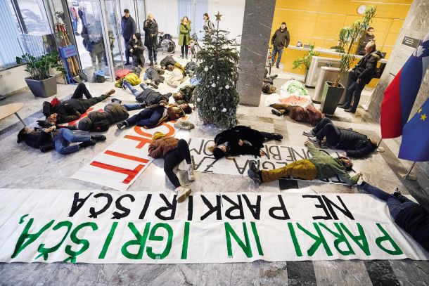 Protest Mladih za podnebno pravičnost na ministrstvu za okolje 