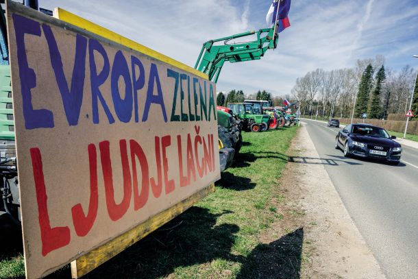 V Sloveniji so kmetje zaradi ekoloških zahtev protestirali že lani. Enako se zna zgoditi letos. Pri Kmečki zvezi SLS so te dni zapisali, da izražajo »podporo nemškim kmetom pri njihovih prizadevanjih proti skrajni zeleni ideologiji, ki nepovratno v spregi z multinacionalkami uničuje evropsko samooskrbo s hrano«.