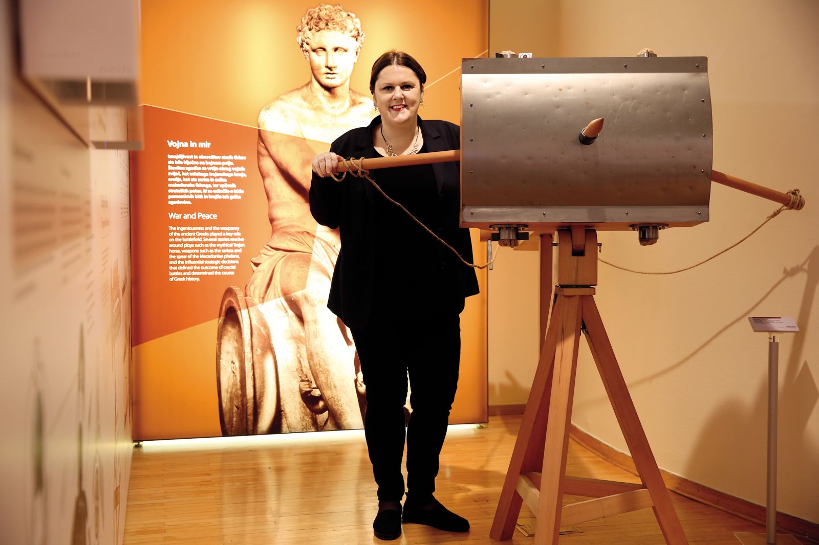 Generalna direktorica Cankarjevega doma Uršula Cetinski med pripravami na razstavo stare tehnične opreme Vintage CD, s katero so se januarja 2020 spominjali velikih odrskih dogodkov in tako obeležili 40. sezono Cankarjevega doma.