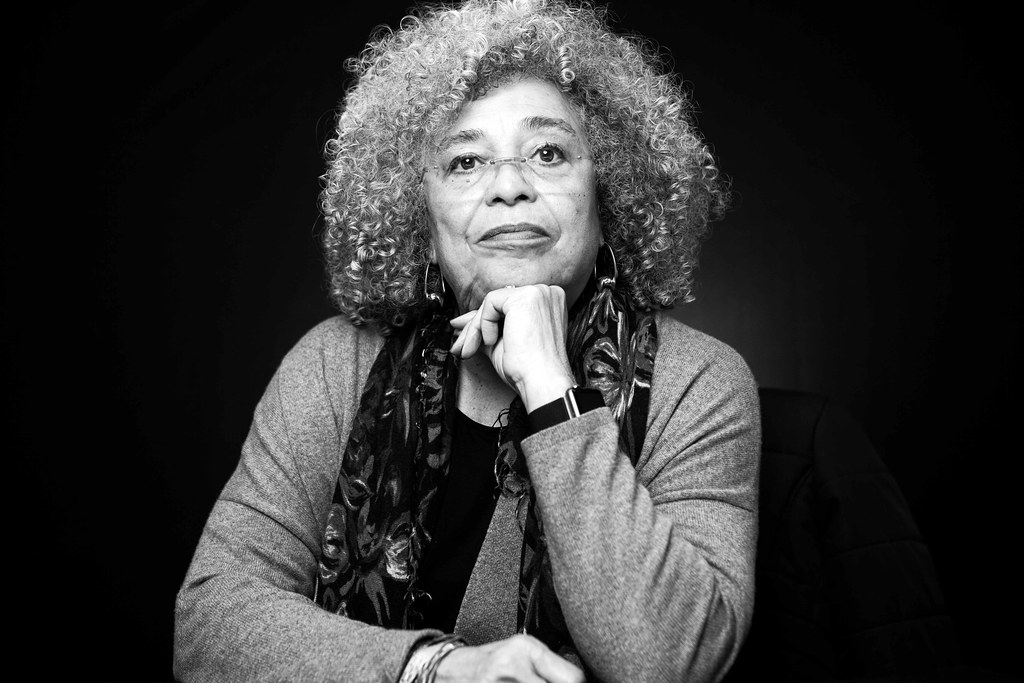 ajbolj zveneče ime letošnjega festivalskega dogajanja je zagotovo Angela Davis, priznana ameriška politična aktivistka, feministka in filozofinja, ki je bila dolgoletna članica Komunistične partije ZDA, članica Stranke črnih panterjev ter ustanovna članica dopisnih odborov za demokracijo in socializem