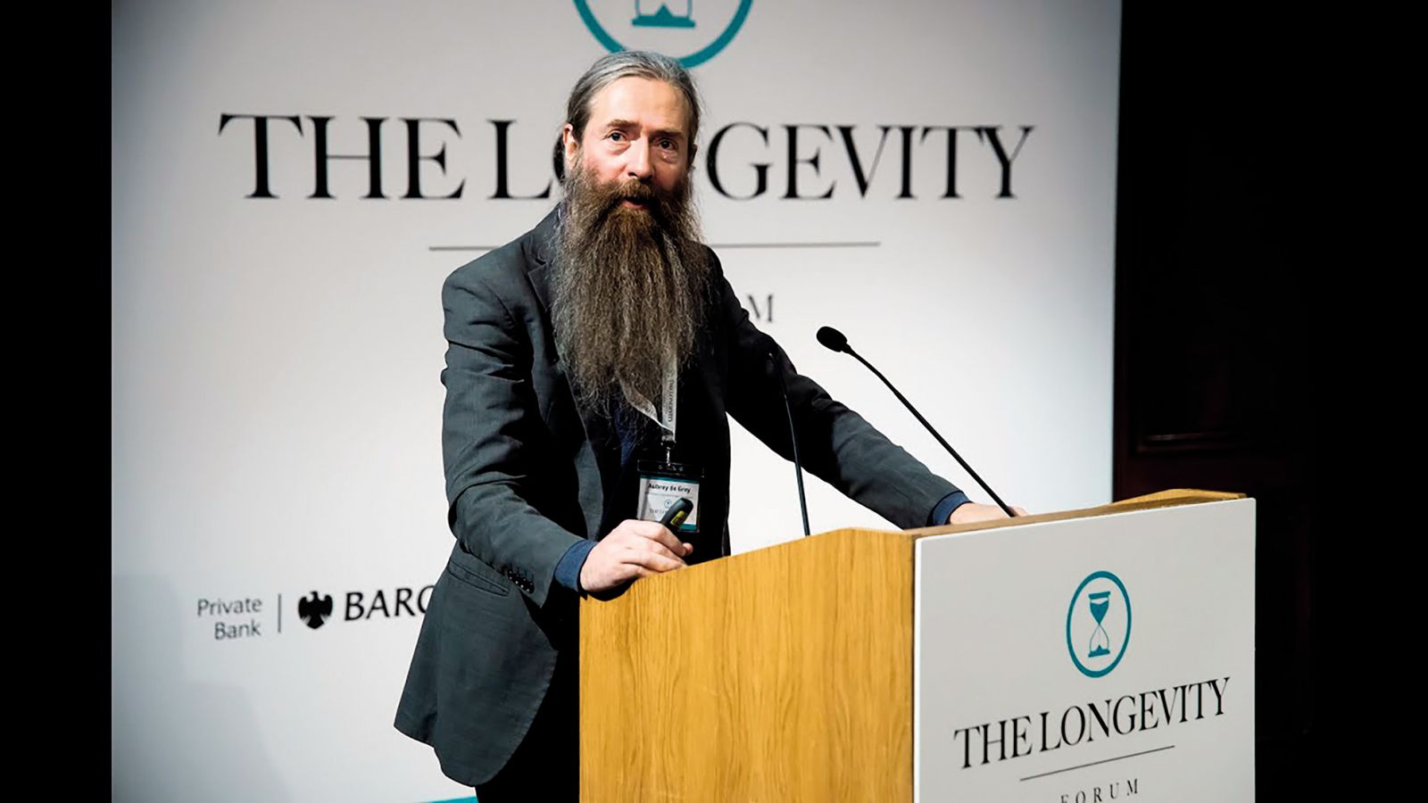 Aubrey de Grey, ekscentrični biomedicinski gerontolog, stremi k radikalnemu podaljševanju življenja, na dolgi rok celo k nesmrtnosti. Prepričan je, da je prvi človek, ki bo živel tisoč let ali več, že med nami.