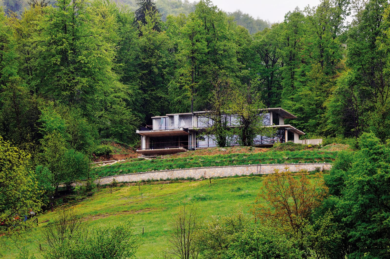 Kako ima lahko Jaklič službeno stanovanje, če hkrati razpolaga s sredstvi za gradnjo 750 kvadratnih metrov velike vile na gričku pod gozdičkom (na fotografiji) v vasi Gabrje, 20 minut vožnje od središča prestolnice? 
