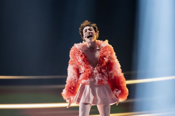 Na letošnjem tekmovanju, ki se je sklenilo s sobotnim finalom, je slavil predstavnik Švice Nemo in s tem postal prvi zmagovalec, ki se je opredelil za nebinarno osebo.