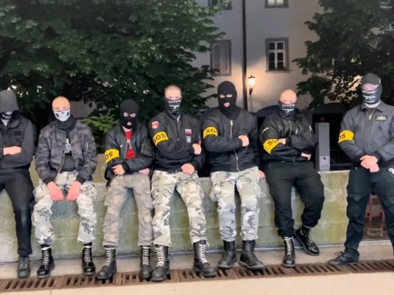 SOS sredi Ljubljane in njihovo poziranje