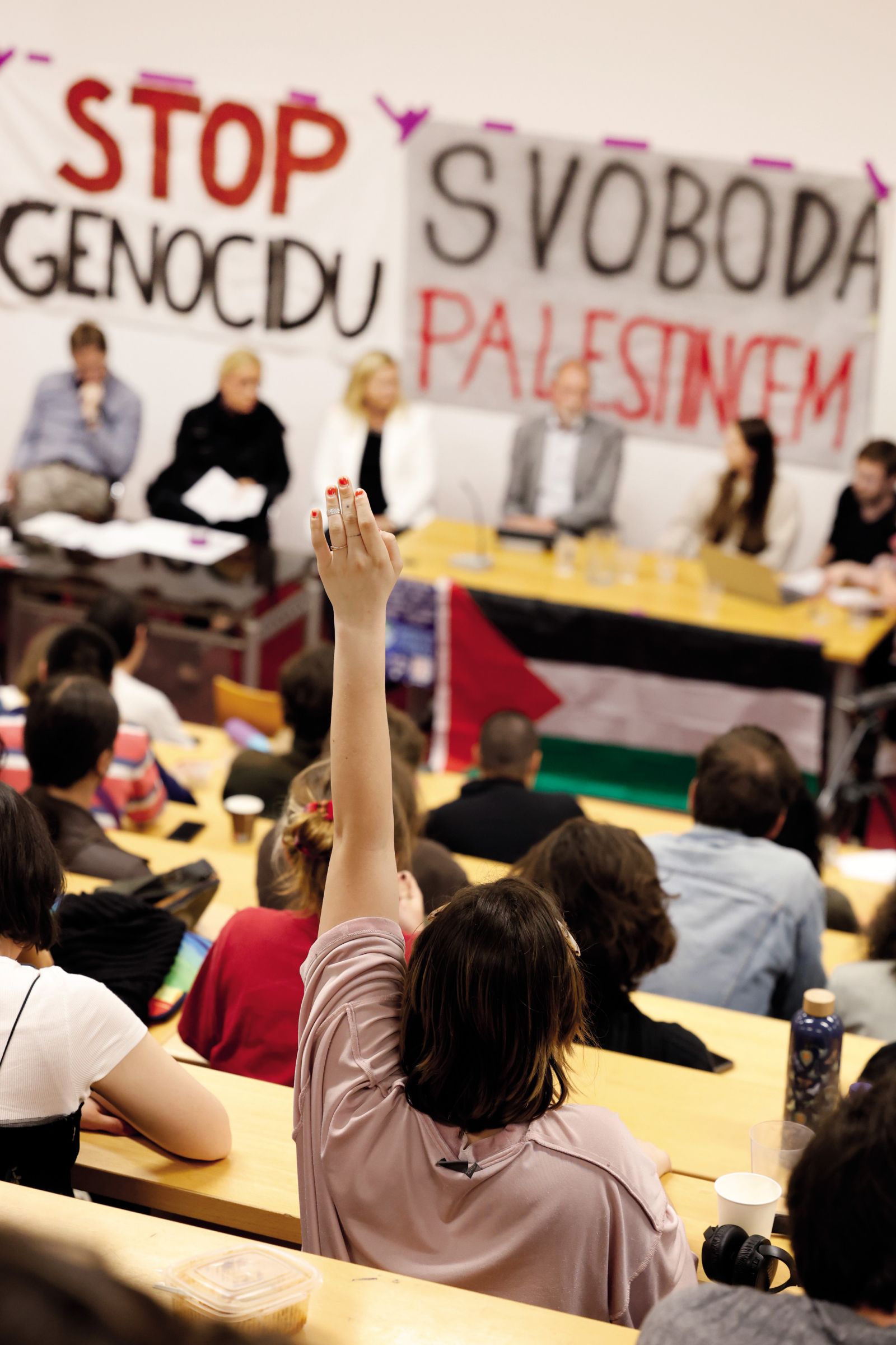 Protestna zasedba Fakultete za družbene vede v Ljubljani v podporo Palestini. Ena od zahtev študentov je bila, da se fakulteta izreče o tem, ali se v Gazi dogaja genocid.