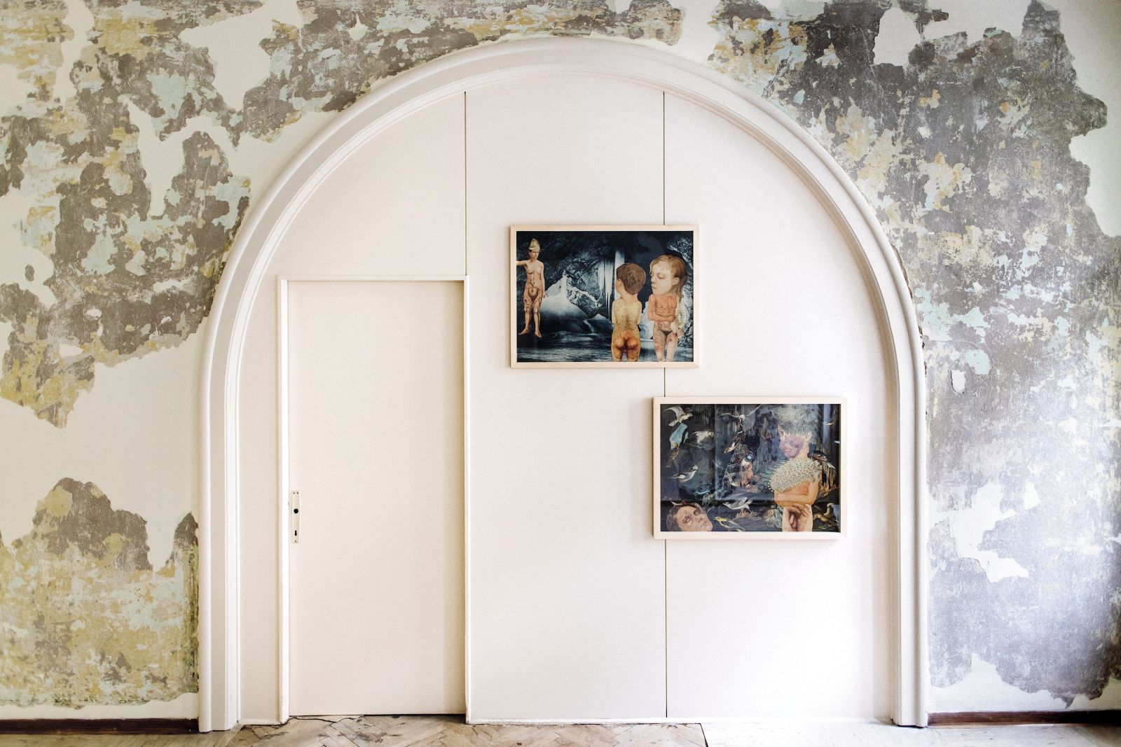 Priznana avstrijska umetnica Ines Doujak v seriji kolažev Populacija duhov raziskuje izvore pandemije skozi zgodovino in jih povezuje s širjenjem gospodarstva in trgovskimi potmi.