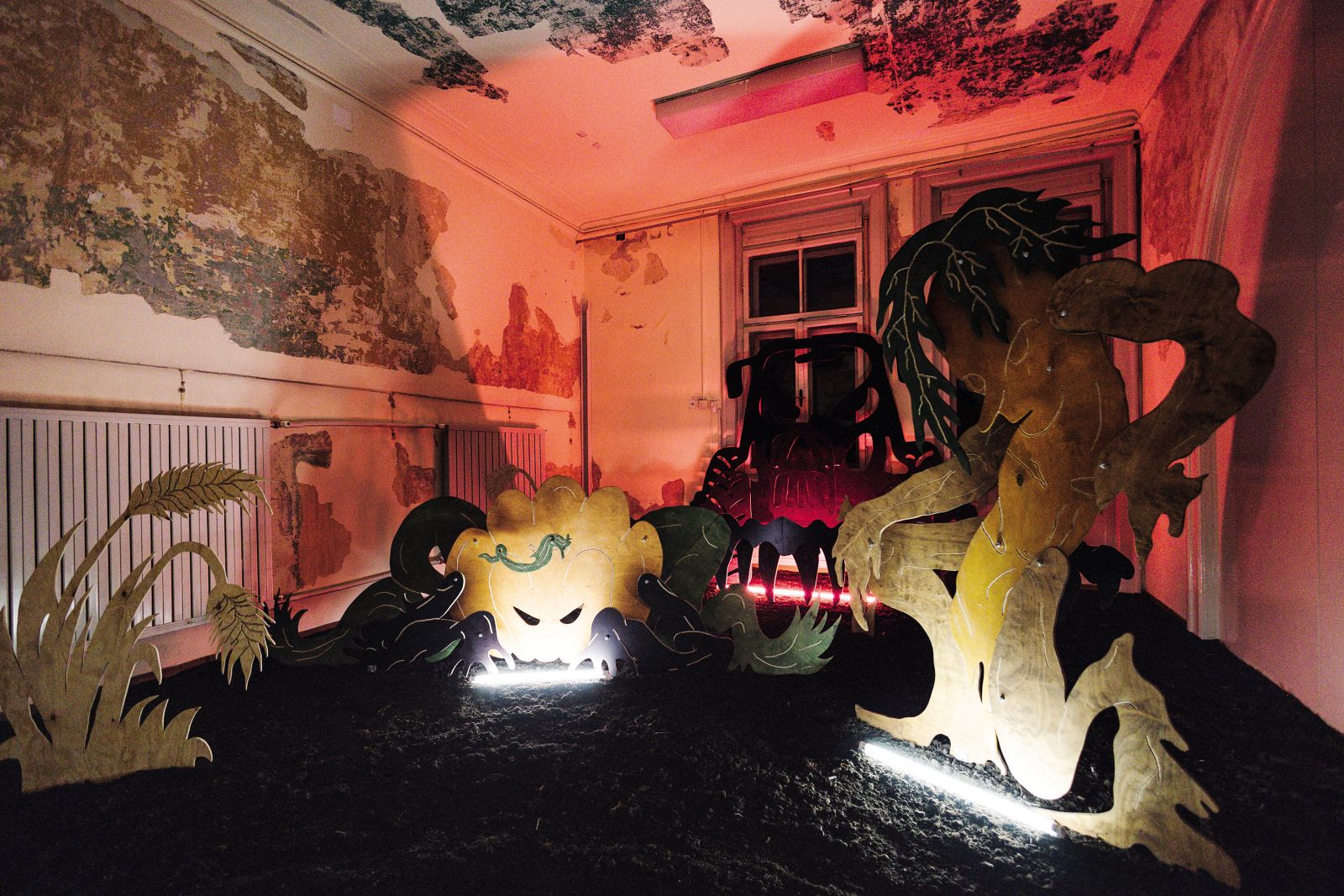 Poslednja žetev, instalacija Līge Spunde in Aleksandrsa Breže, umetniškega tandema iz Rige, je subtilen komentar na globalno prehransko in energetsko krizo. 