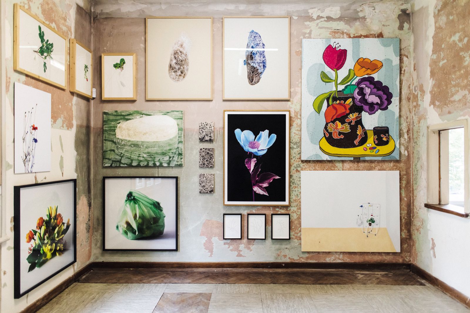 Posebej zanimiva je soba tihožitij – Natura Mortua – desetih avtoric in avtorjev (nemške umetnice Eve-Marie Lopez ter domačih umetnikov Borisa Beje, Andreja Brumna Čopa, Gašperja Capudra, Olje Grubić, Petje Koceta, Tanje Lažetić, Tilyen Mucik, Alje Piry in Arjana Pregla), ki se znotraj svojih opusov ukvarjajo s tem žanrom z večstoletno tradicijo. 