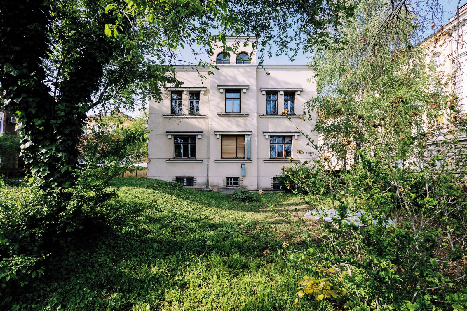 Letošnji trienale EKO 9 so pripravili v starem sanatoriju v središču Maribora; v zapuščeni, a dobro ohranjeni modernistični vili iz leta 1930.